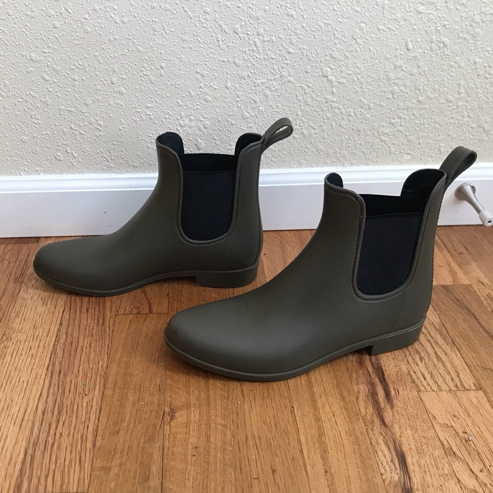 Green ankle rain boots, women’s size 9